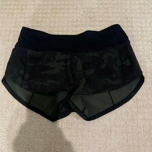 green camo 2.5 low rise women’s sped up shorts